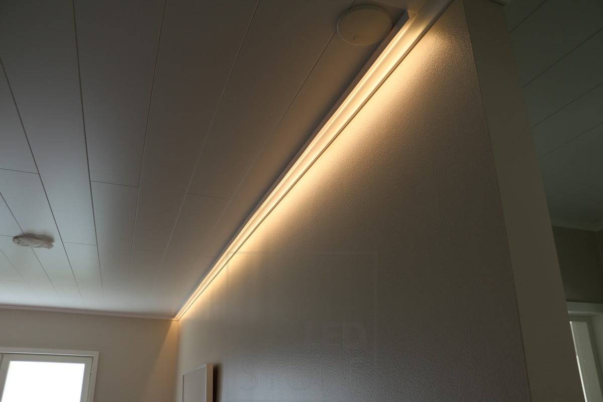 Wohnungsmesse 2015: Ledband hinter der weißen Liste. Ledstore.fi
