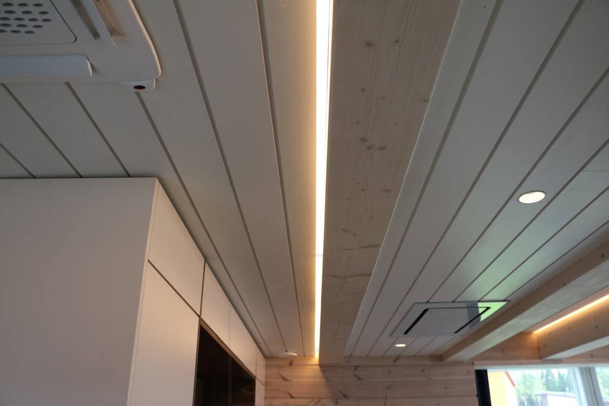 Wohnungsmesse 2015: LED-Band an der Seite des Strahls im 45-Grad-Winkelprofil. Ledstore.fi