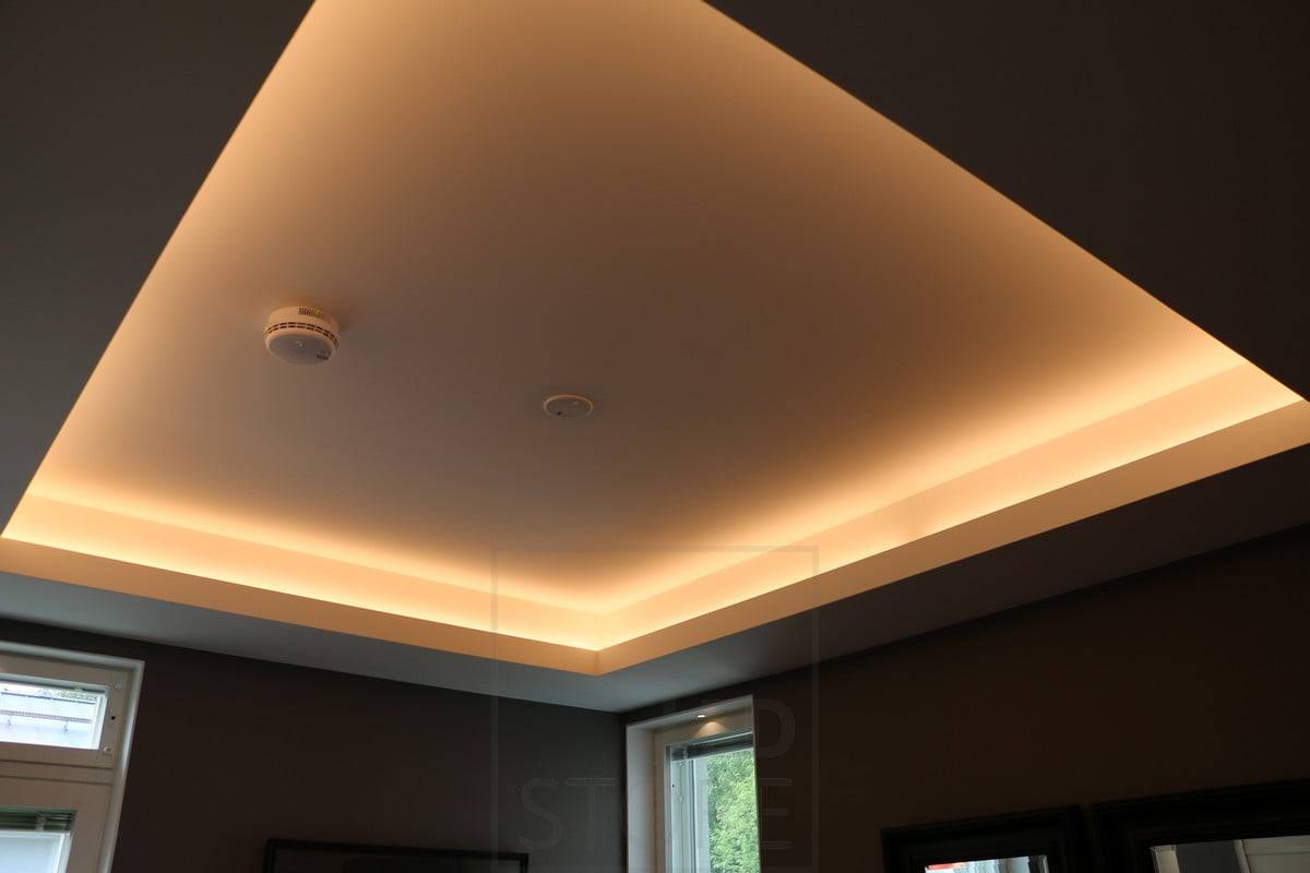 Wohnungsmesse 2015: beleuchtete Decke, LED-Lichtband, das als Ring an der Decke verläuft. Ledstore.fi