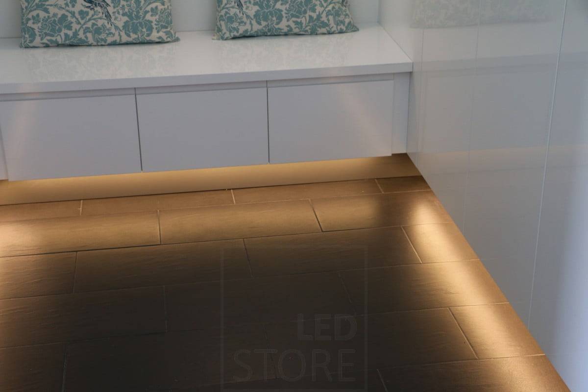 Wohnungsbau-Messe 2015: Sockelbeleuchtung für eine weiche, indirekte Stimmungsbeleuchtung. Ledstore.fi