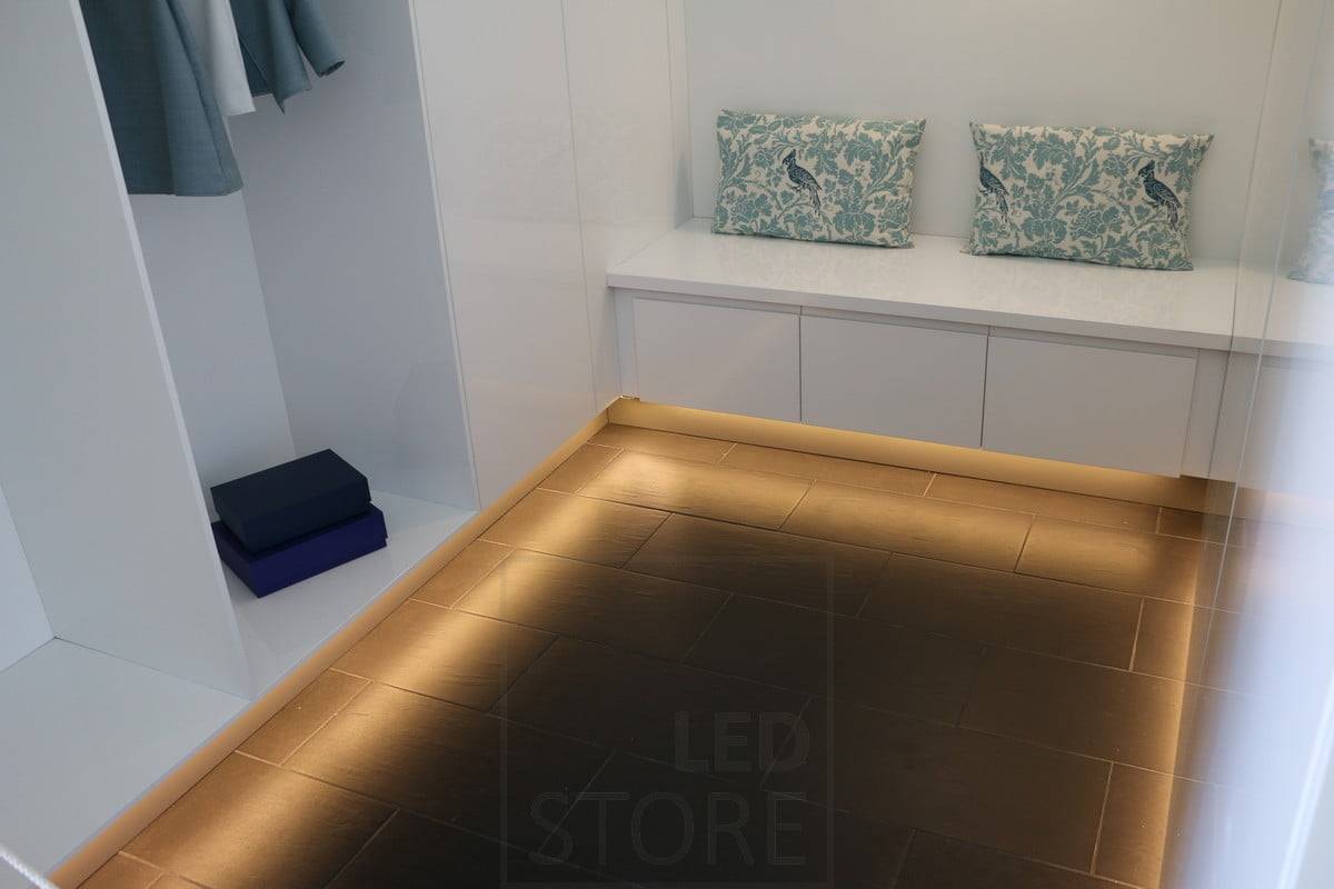 Wohnungsmesse 2015: Im Flur erhellt eine Sockelleuchte das weiche, indirekte Licht. Ledstore.fi