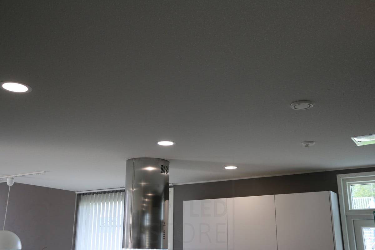 Wohnungsmesse 2015: runde Deckeneinbauten in der Küchendecke. Ledstore.fi