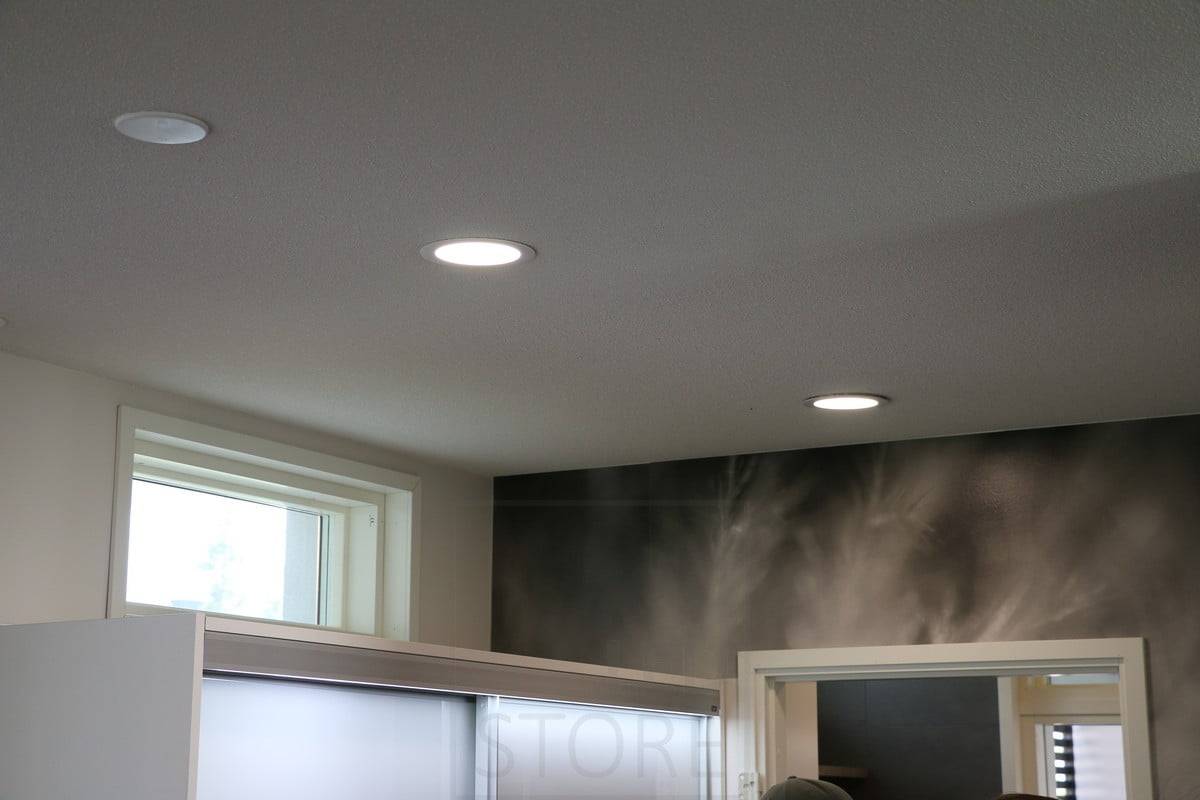 Wohnungsmesse 2015: runder Plafond 160 an der Decke des Flurs. Ledstore.fi