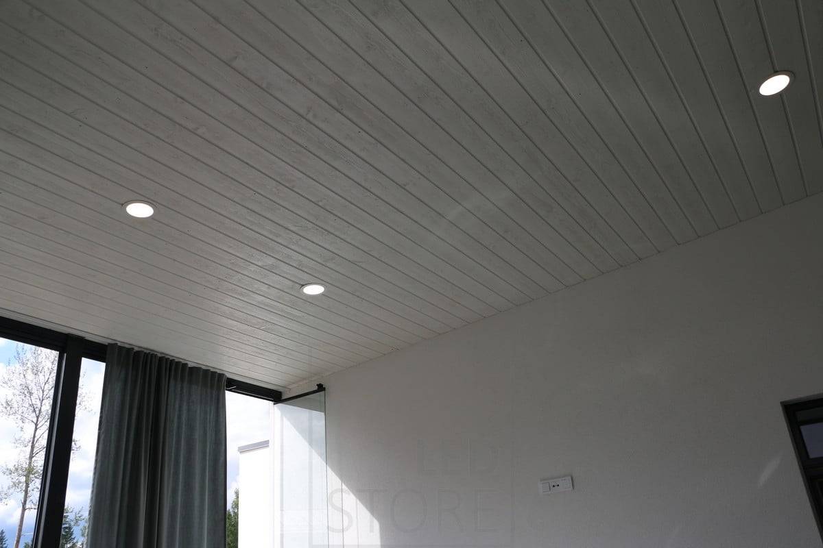 Wohnungsmesse 2015: runde Decken in der schrägen Decke beleuchten eine hochwertige Allgemeinbeleuchtung. Ledstore.fi