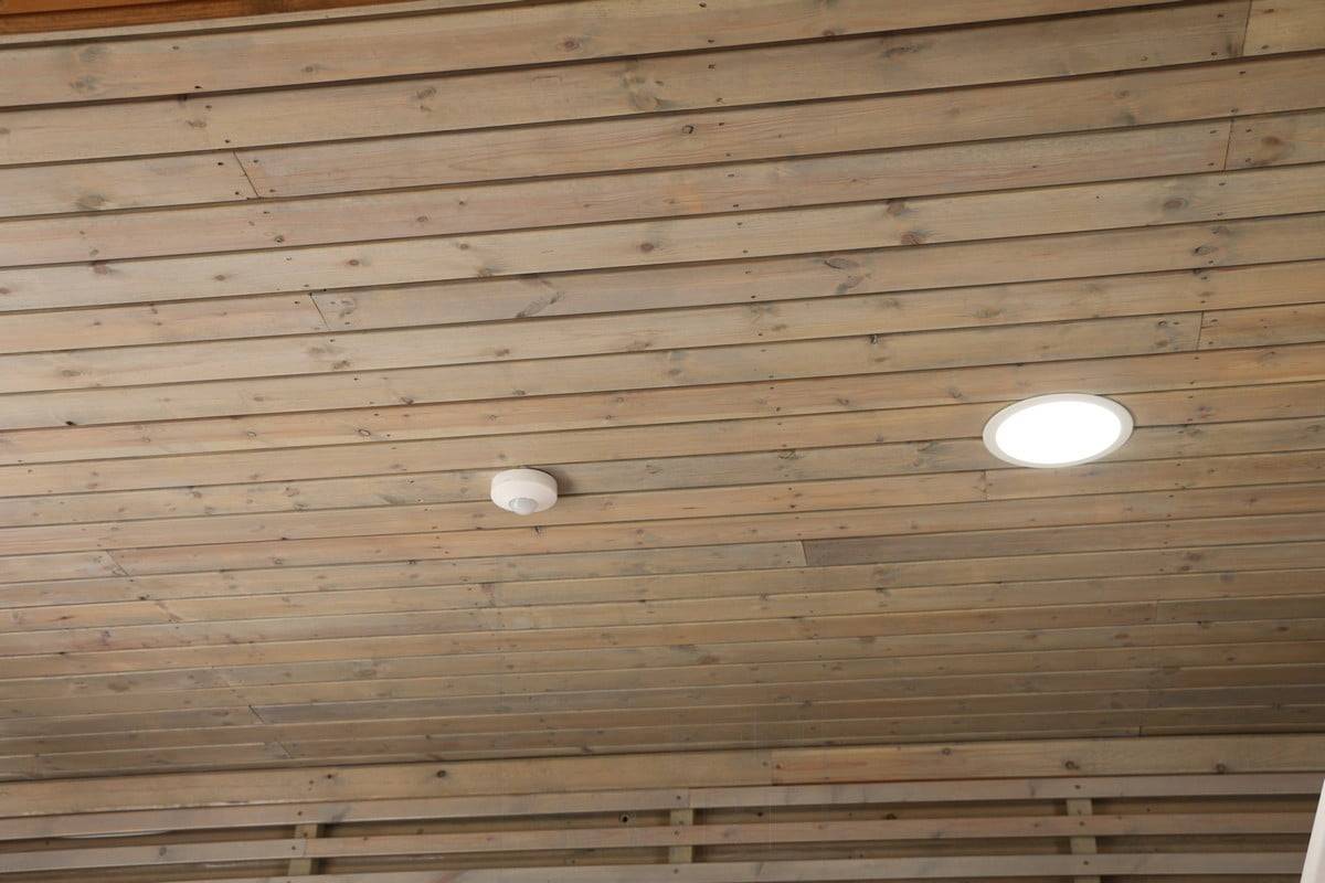 Wohnungsmesse 2015: runde Decken auf dem Dach der Terrasse. Ledstore.fi