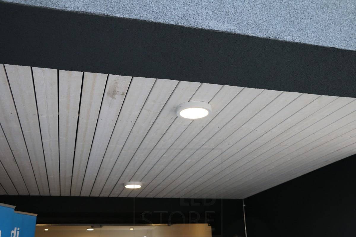 Wohnungsmesse 2015: Aufbauleuchten in einem Vordach. Ledstore.fi