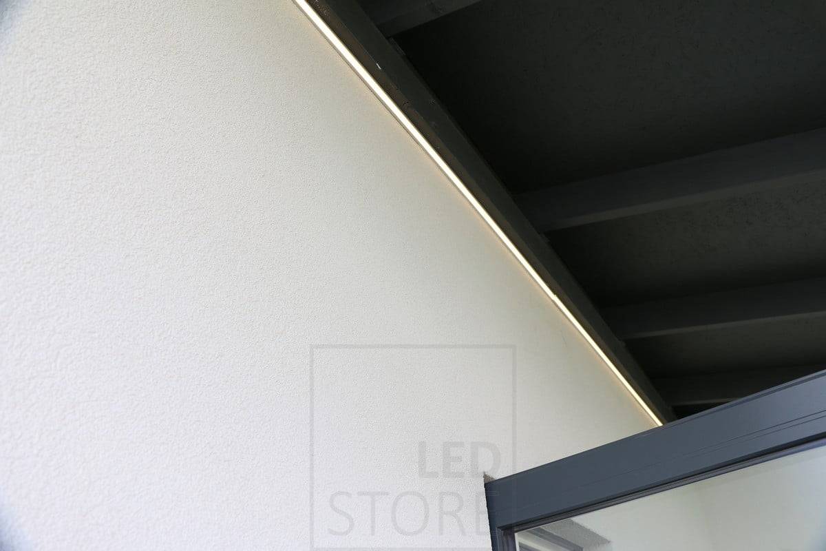 Wohnungsmesse 2018: LED-Leiste an der Decke-Wand-Grenze hoch auf dem Dach einer Terrasse. Ledstore.fi
