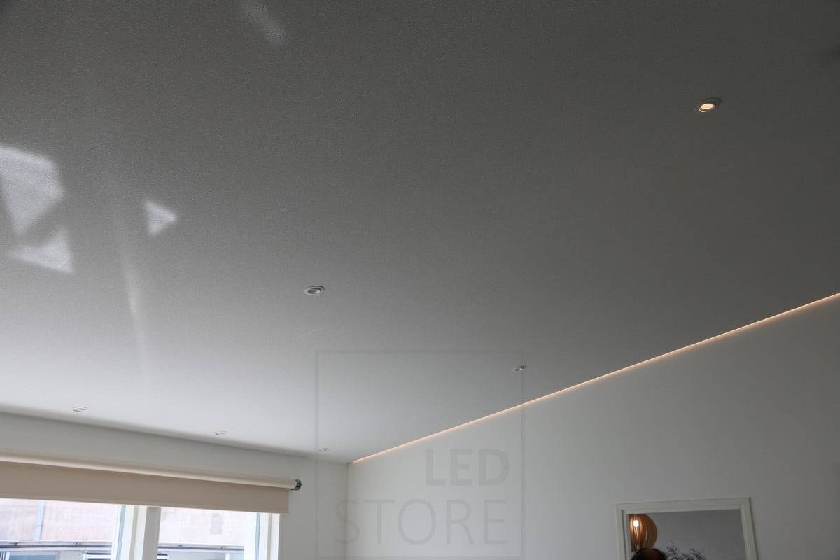 Wohnungsmesse 2018: Led-Profil in einer schrägen, ansteigenden Decke, an der Schnittstelle Wand/Decke. 3000K warmes Licht. Ledstore.fi