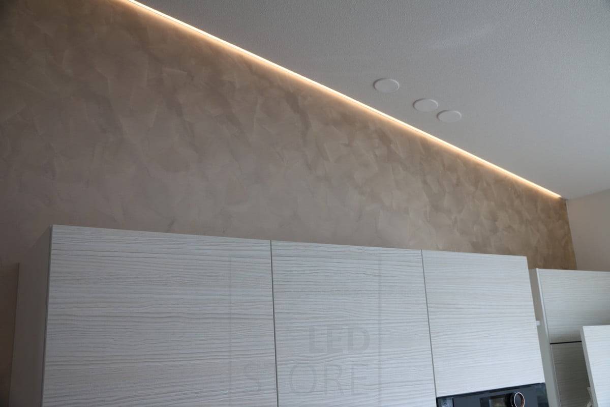 Wohnungsmesse 2018: Led-Profil an einer schräg ansteigenden Decke, an der Schnittstelle zwischen Wand und Decke. Ledstore.fi