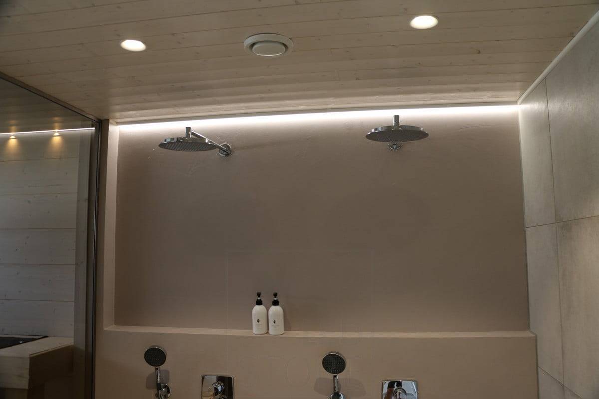 Wohnungsmesse 2018: indirektes Licht an einer Duschwand. Ledstore.fi