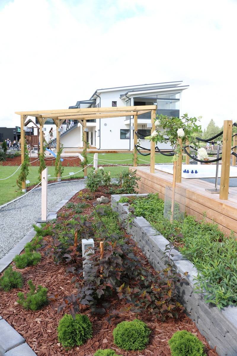 Wohnungsmesse 2018: die kubische Säule in einem Blumenbeet. Ledstore.fi