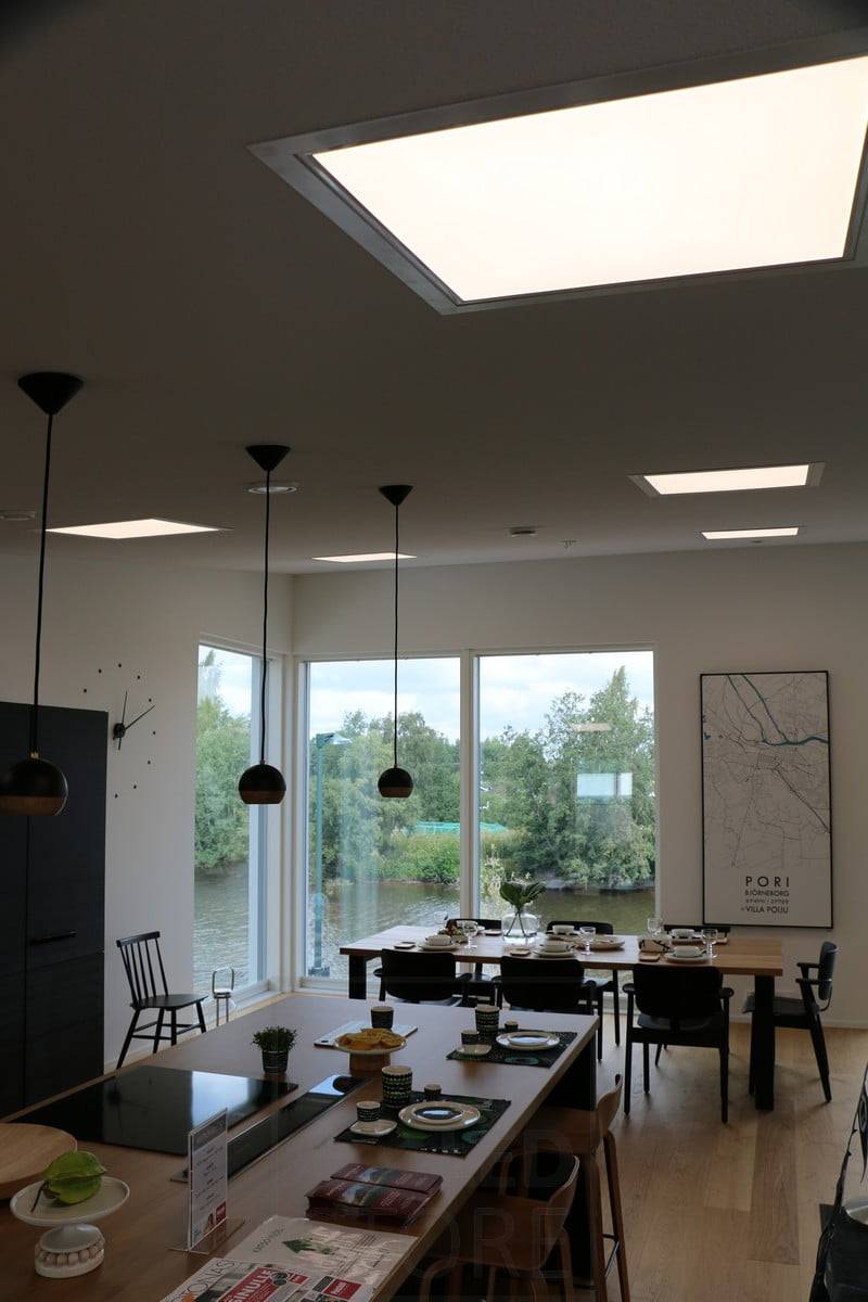 Wohnungsmesse 2018: 600x600 LED-Paneele an einer schrägen Decke im Wohnzimmer. Ledstore.fi