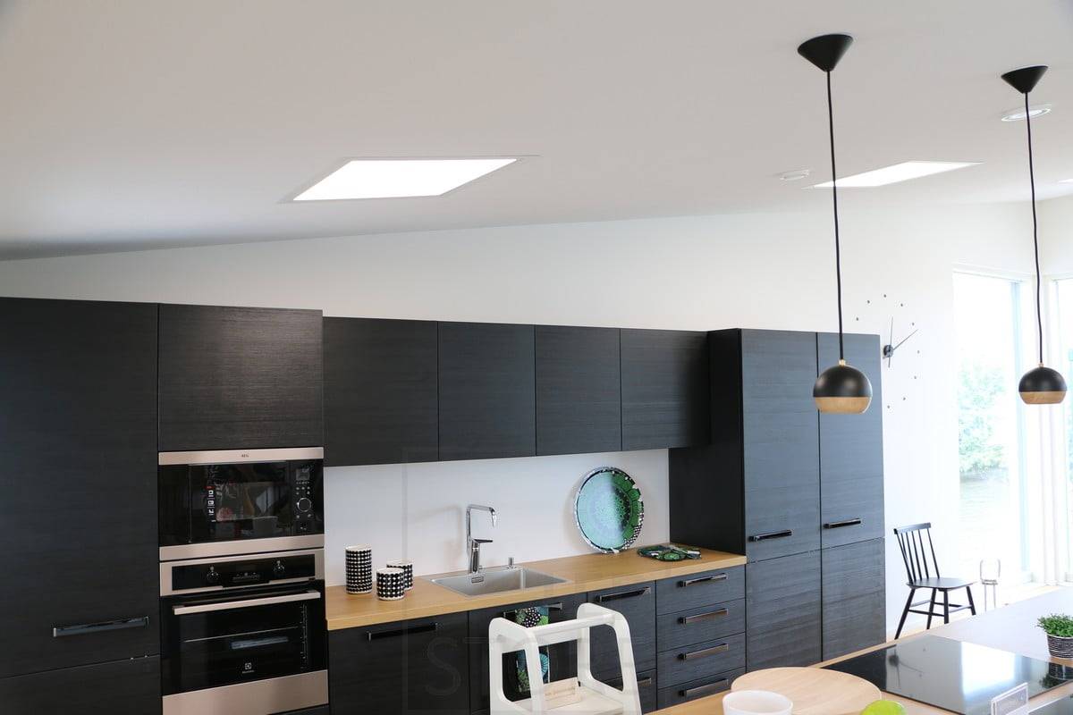 Wohnungsmesse 2018: 600x600 LED-Paneele an einer schrägen Decke im Wohnzimmer. Ledstore.fi