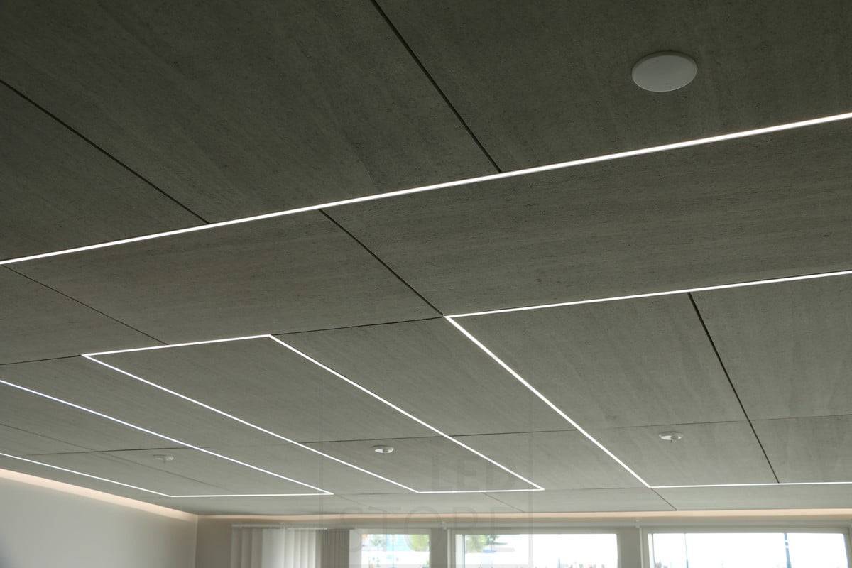 Wohnungsbau-Messe 2018: In das Konto-Akustikpaneel eingebettete LED-Leisten als Rahmen und Linie. Ledstore.fi