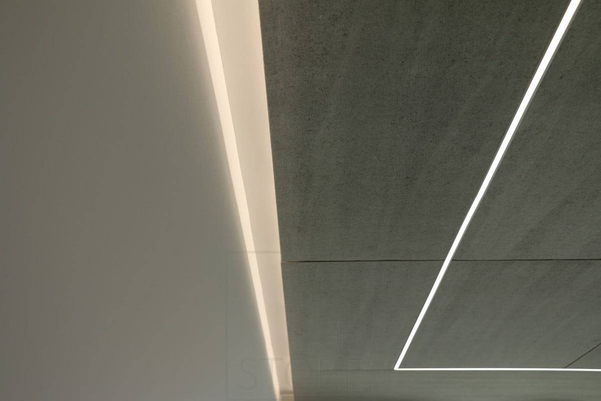 Wohnungsbau-Messe 2018: LED-Streifen auf einem schwimmenden Dach und eingebettet in eine Konto-Akustikplatte. Ledstore.fi