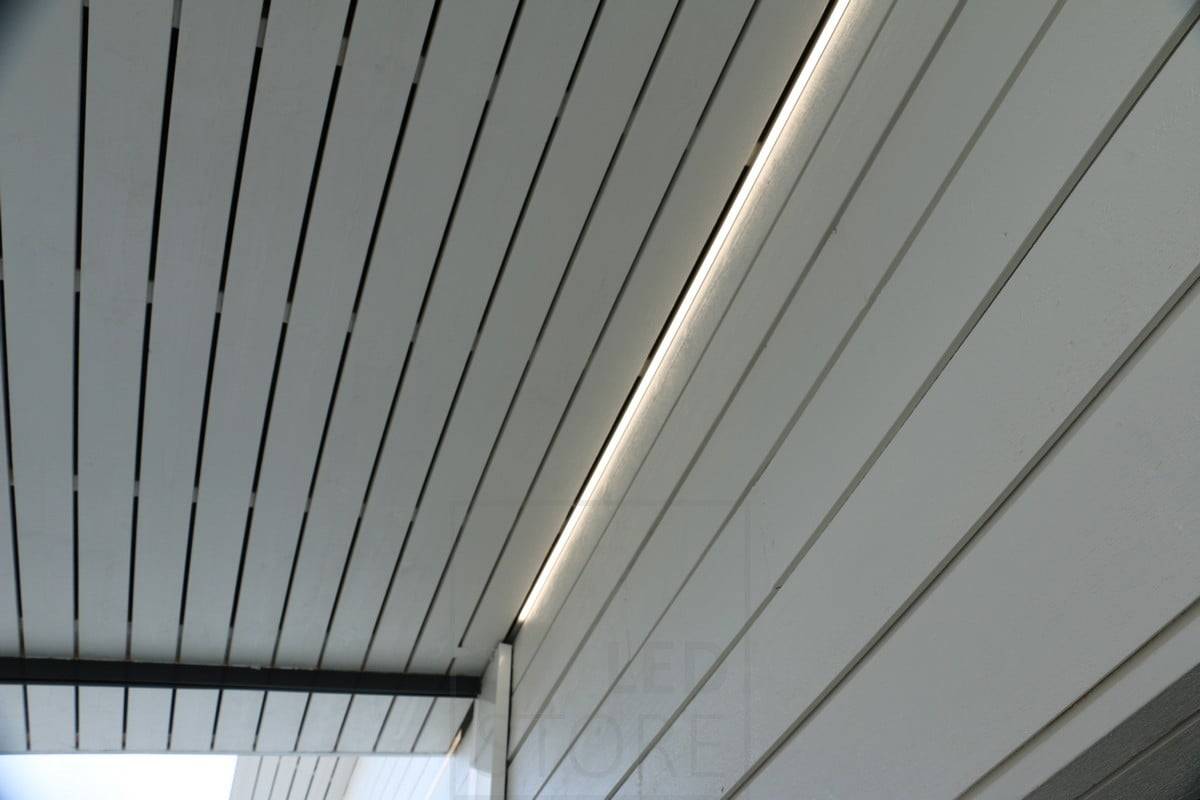 Wohnungsmesse 2018: Led-Band auf dem Dachrand auf der Terrasse. Ledstore.fi