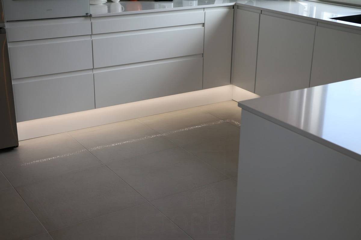 Wohnungsmesse 2018: Led-Profil im Sockel. Ledstore.fi