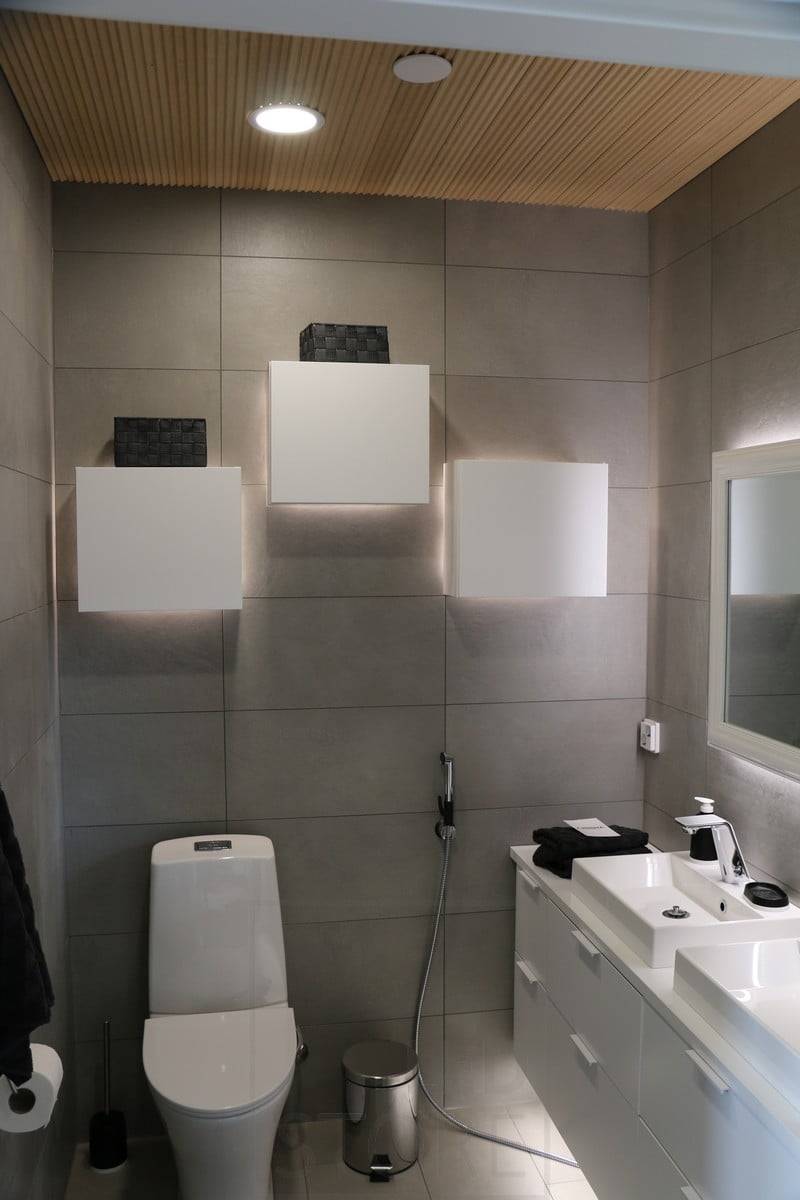 Wohnmesse 2018: LED-Strahler an der Decke und indirektes Licht hinter den Schränken. Ledstore.fi
