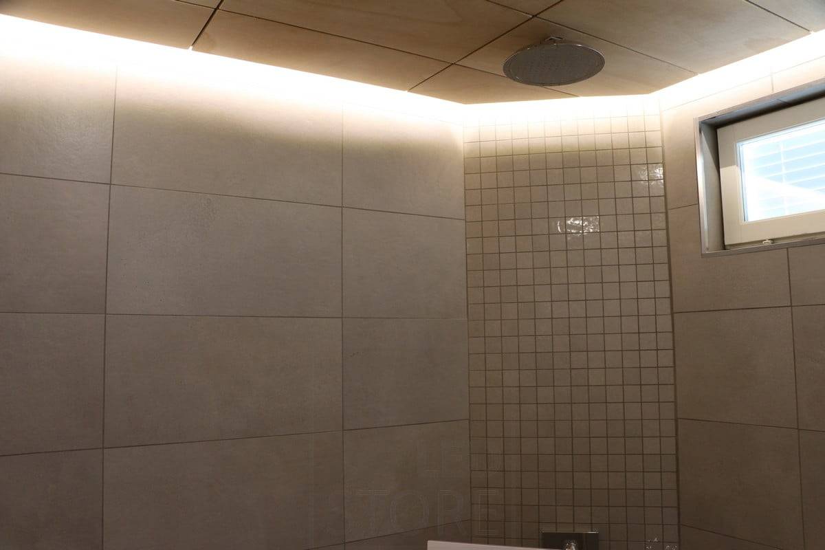 Wohnungsmesse 2018: LED-Leiste in der Ecke des Waschraums, indirekt in der Decke. Ledstore.fi