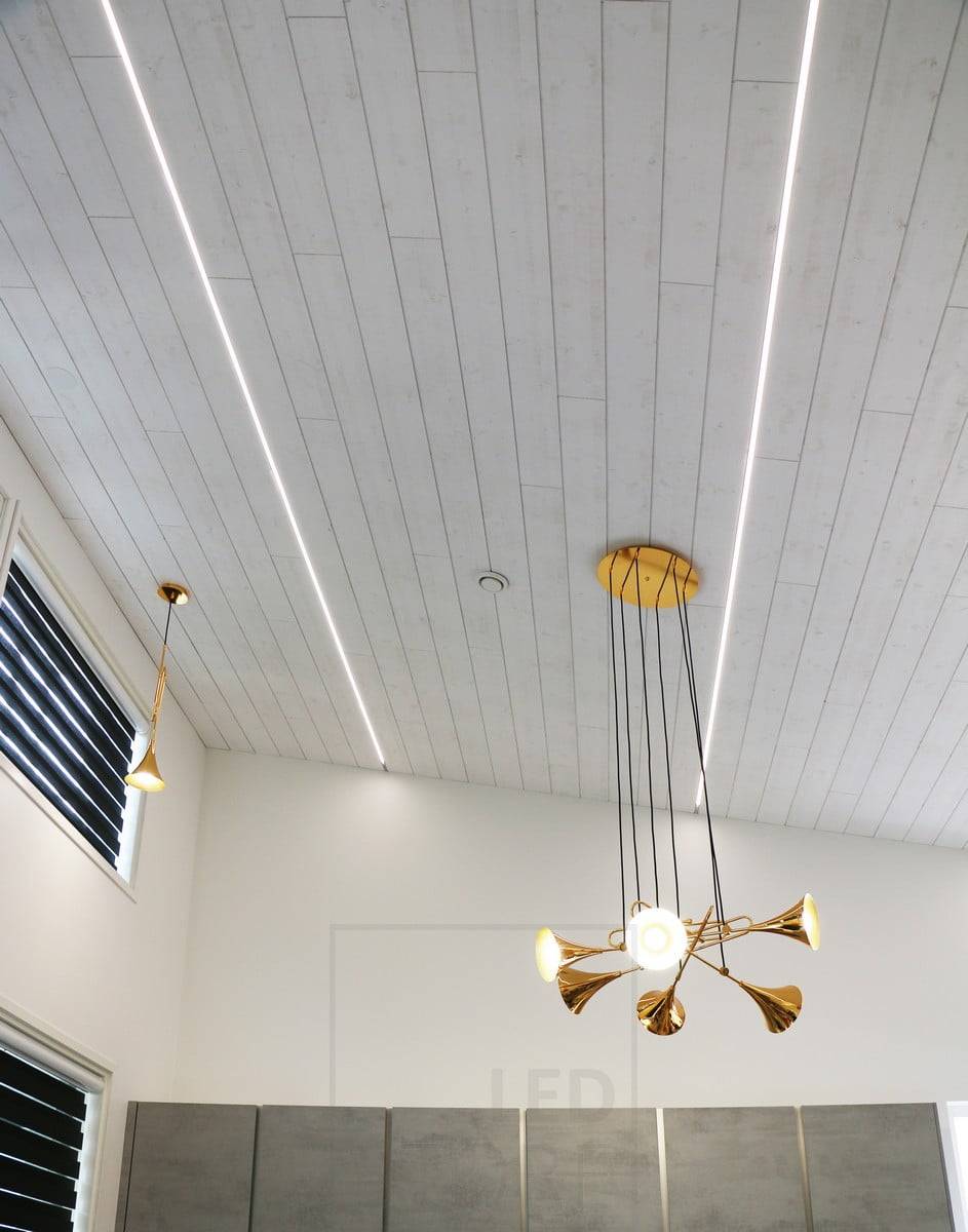 Wohnmesse 2018: led pfofilfiles in den Fugen der Deckenplatten in einem hohen Wohnzimmer. Ledstore.fi