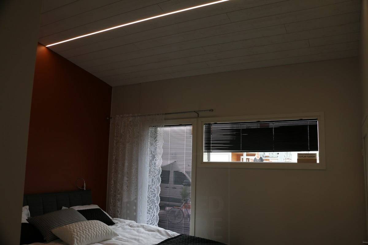 Wohnungsmesse 2018: ein schmales, niedriges LED-Profil an einer Schlafzimmerdecke. Ledstore.fi