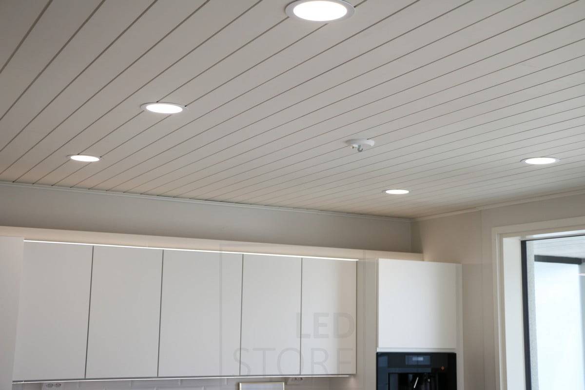 Wohnmesse 2018: 160mm pyro green plafond in der Paneeldecke und indirektes Licht auf den Küchenschränken. Ledstore.fi