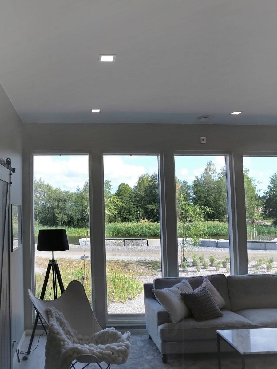 Wohnungsmesse 2018: 120x120 quadratische Platten im Wohnzimmer. Ledstore.fi