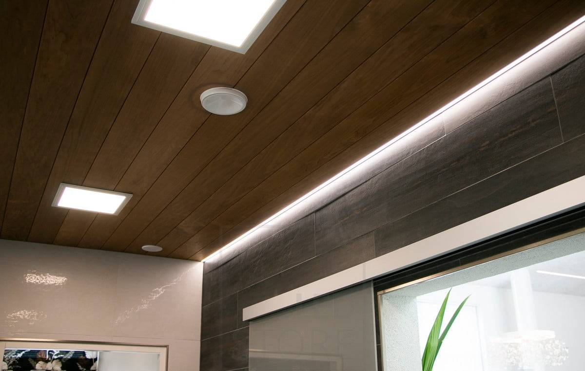 Wohnungsbau-Messe 2018: 300x300 LED-Paneel und LED-Band in niedrigem Profil auf Paneel-Ebene. Ledstore.fi