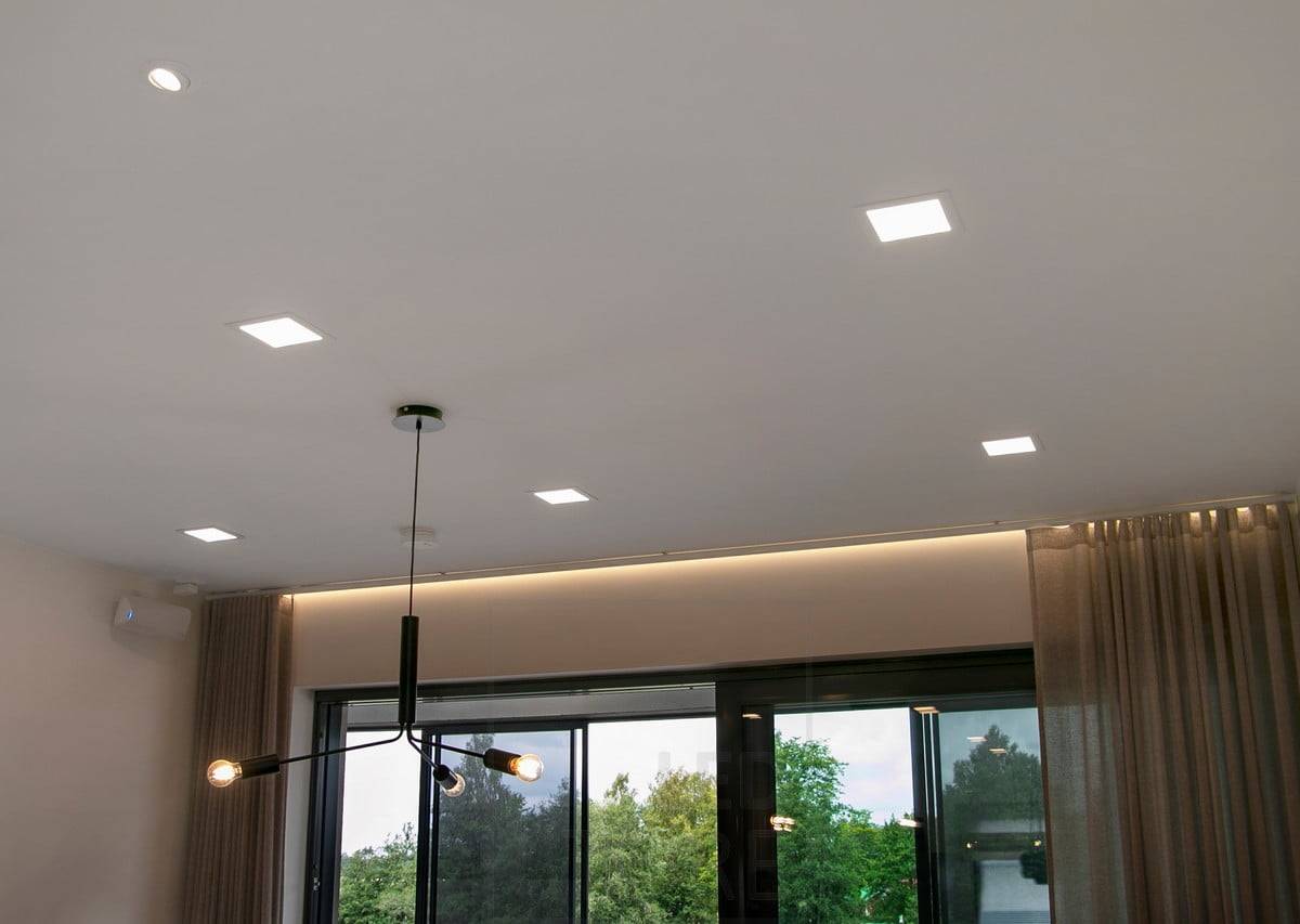 Wohnungsmesse 2018: 200x200 LED-Panel und indirektes Licht hinter der Vorhangschiene. Ledstore.fi
