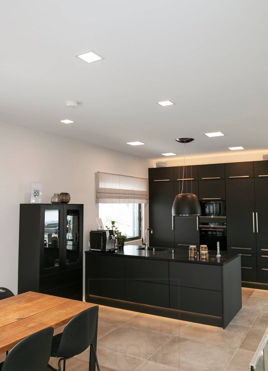 Wohnungsmesse 2018: led band indirekt über eine schwarze küche. Ledstore.fi