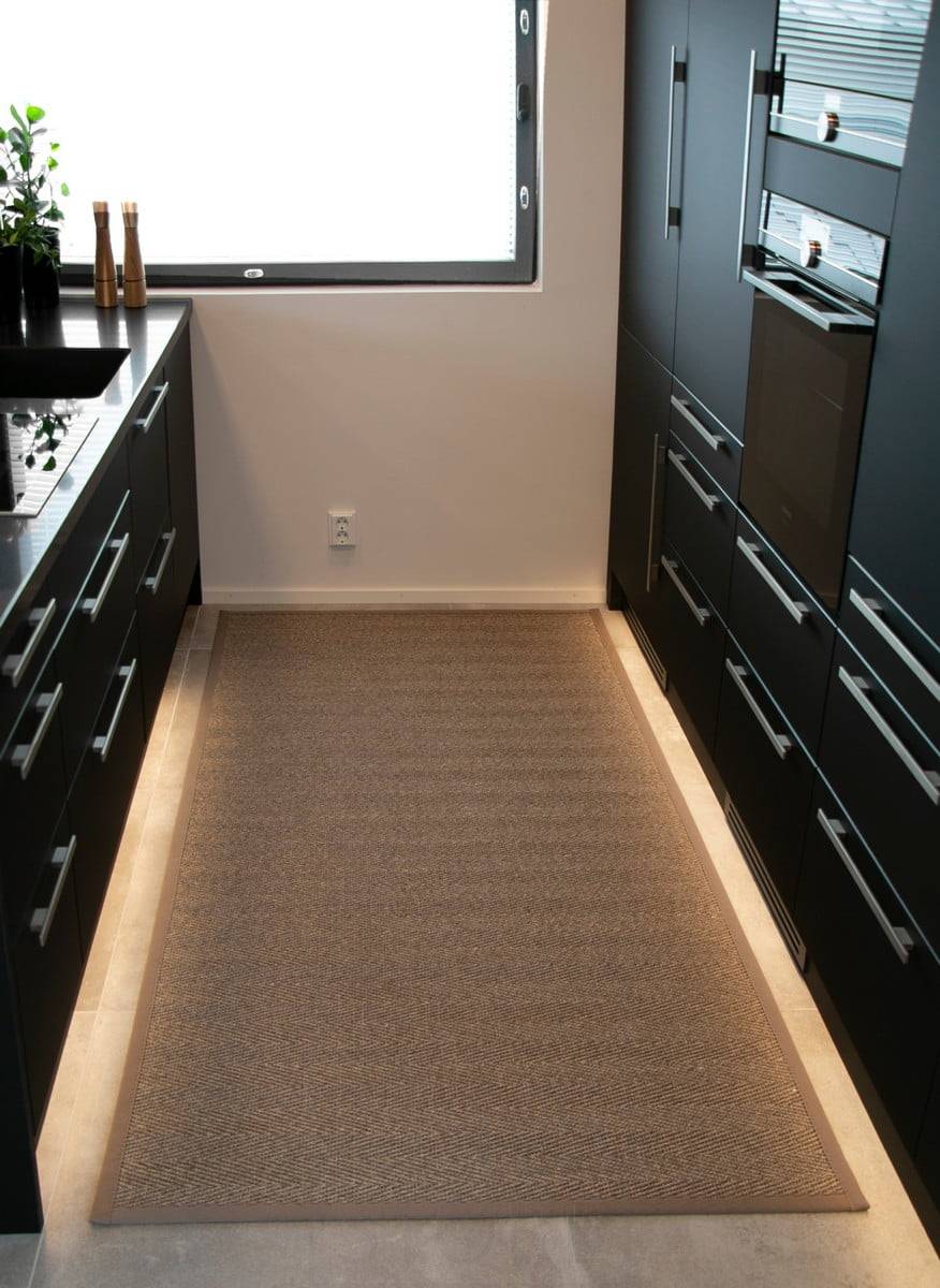 Wohnungsmesse 2018: LED-Streifen im Sockel, in der schwarzen Küche. Ledstore.fi