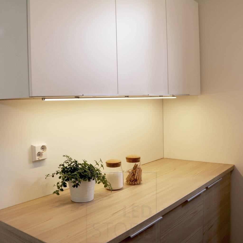 Wohnungsmesse 2018: Arbeitsplattenbeleuchtung am unteren Ende eines Schranks. Ledstore.fi