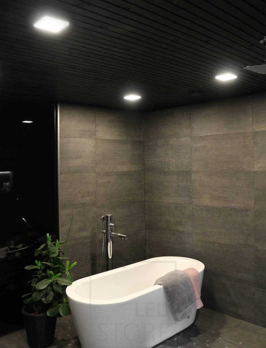 Wohnungsmesse 2018: 200x200 LED-Paneele auf einer schwarzen Decke, vom Kunden bemalt. Ledstore.fi