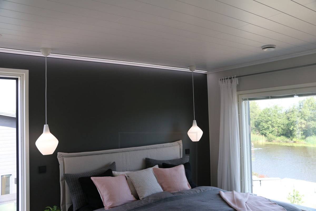 Wohnmesse 2018: niedriges Led-Profil an der Deckenfläche, nachgerüstet in einem Schlafzimmer. Ledstore.fi
