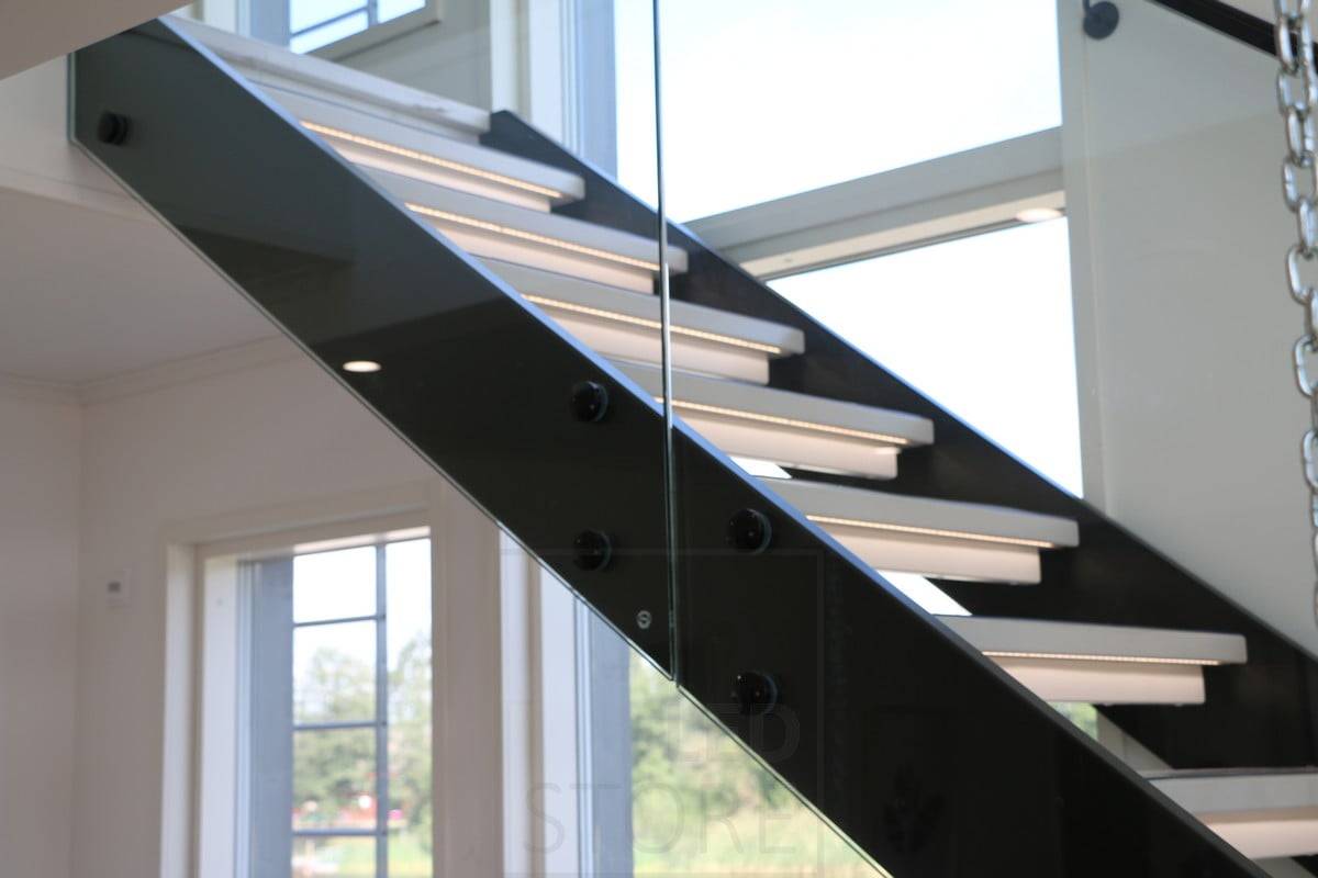 Wohnungsmesse 2018: eingebettete LED-Streifen in Treppenstufen. Ledstore.fi