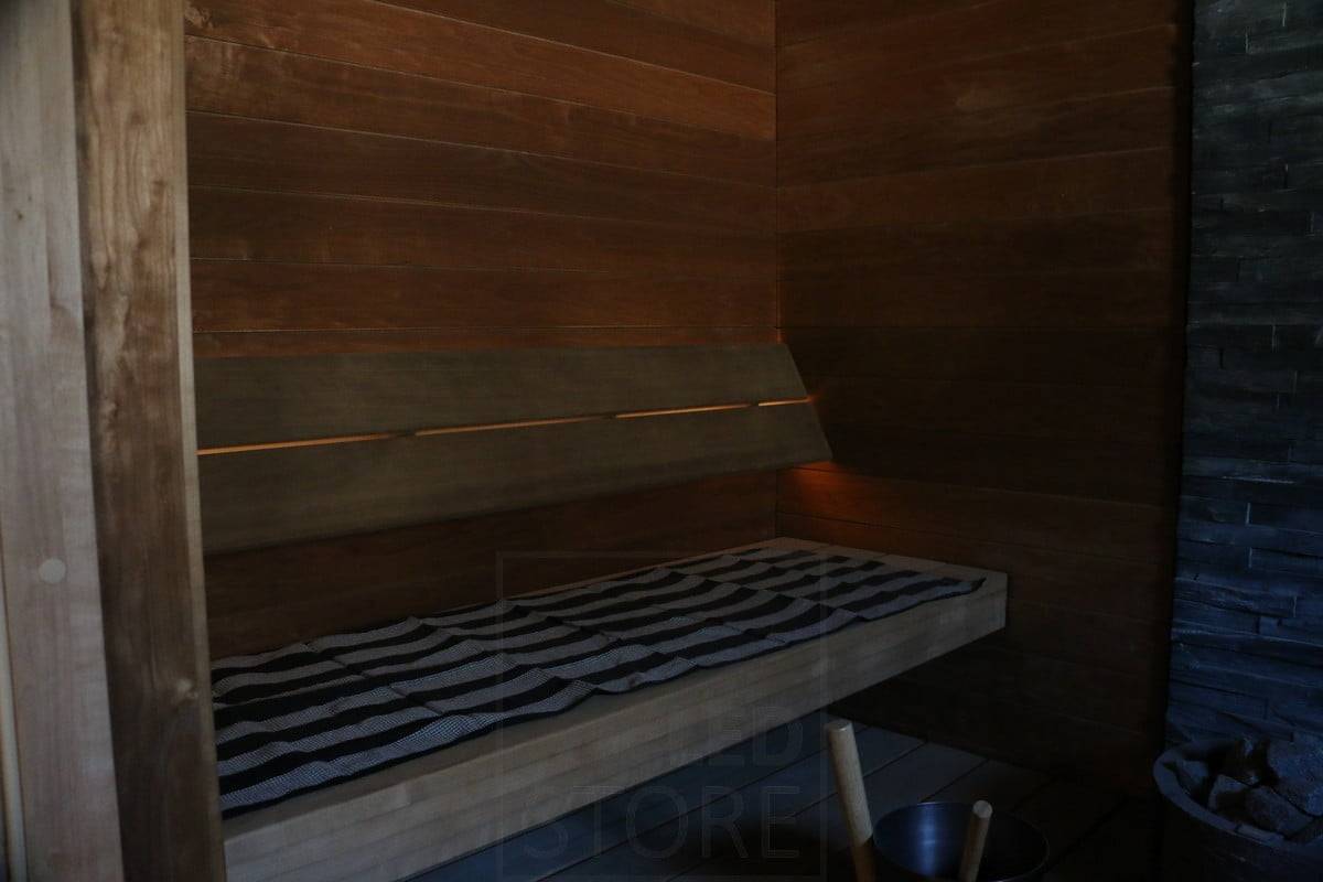 Wohnmesse 2019: Led-Leiste, die die Sauna mit sanftem Licht beleuchtet, indirekt hinter der Rückenlehne. Ledstore.fi