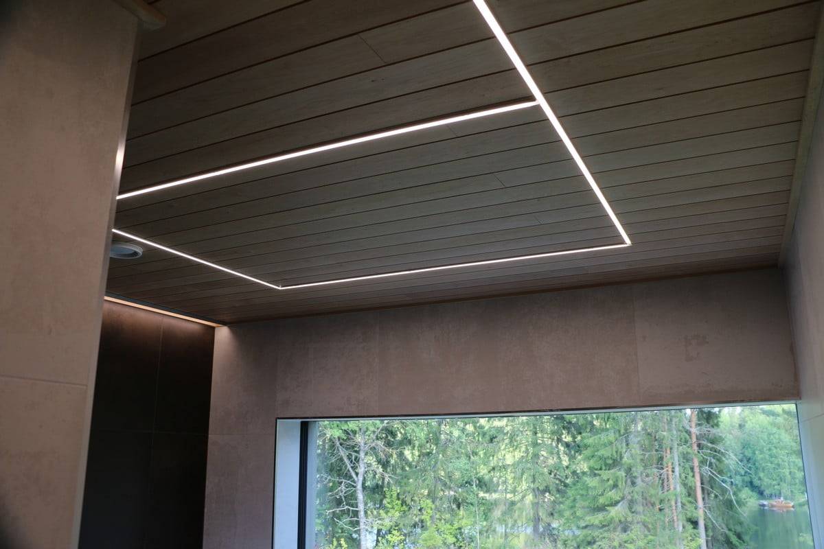 Wohnmesse 2019: Led-Leiste an der Decke in 8 Ringen, montiert auf einem schmalen Unterputzprofil. Ledstore.fi
