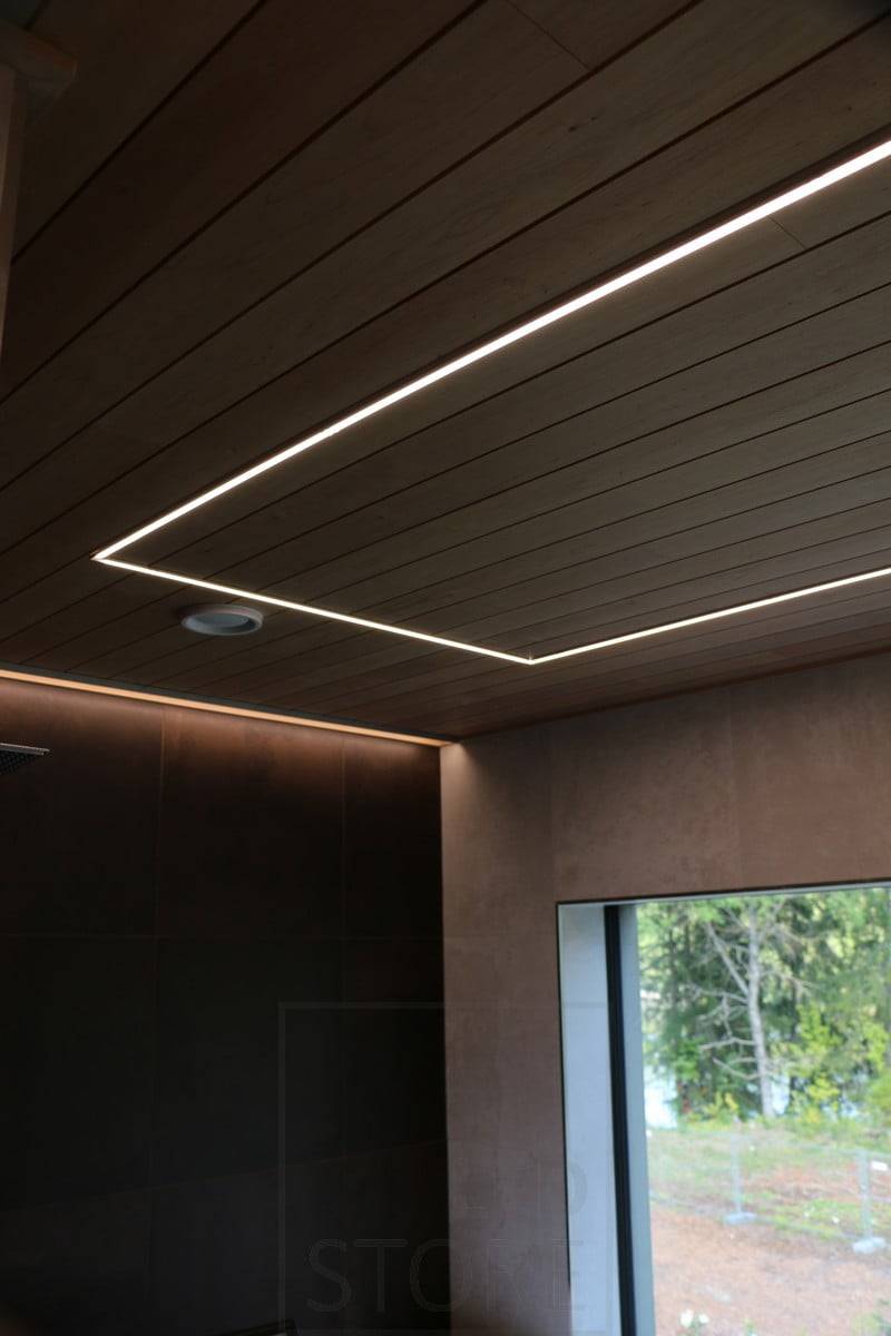 Wohnmesse 2019: Led-Streifen an der Decke als Perimeter, montiert auf einem schmalen Unterputzprofil. Ledstore.fi