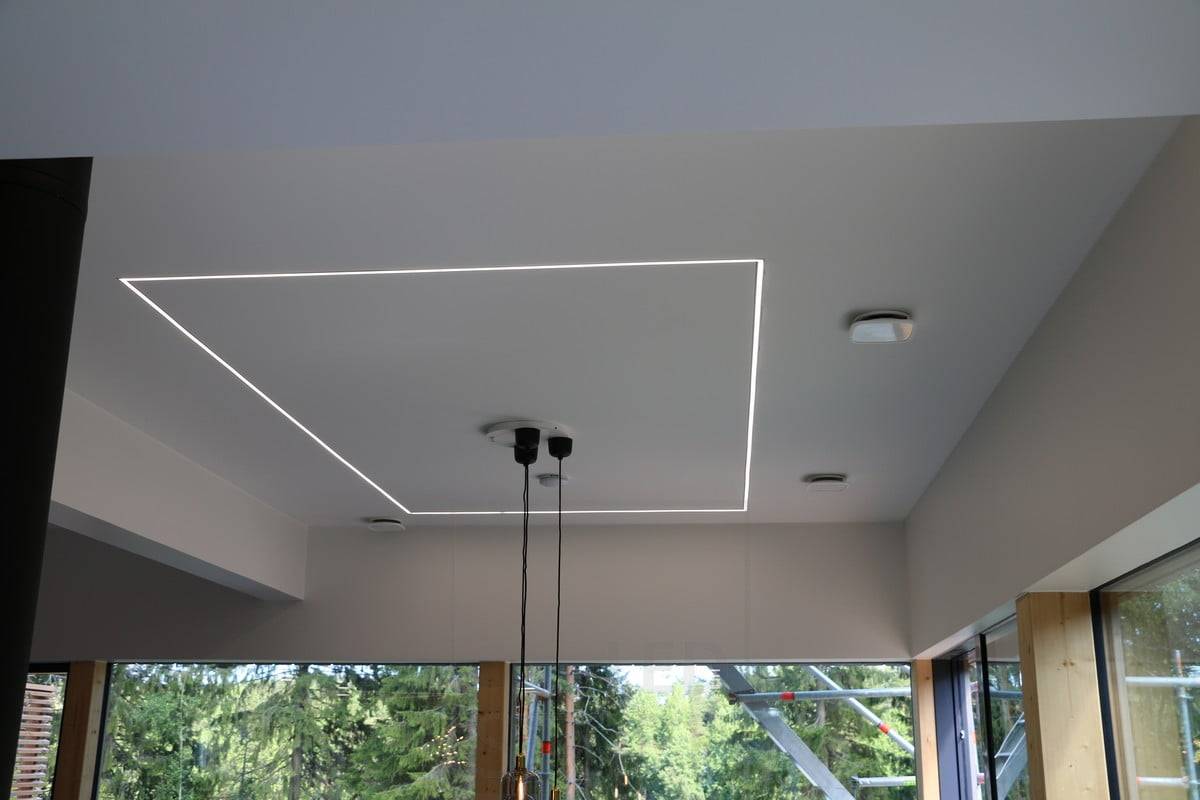 Wohnmesse 2019: Led-Lichtband an der Küchendecke als Umrandung, montiert auf einem schmalen Einbauprofil. Ledstore.fi