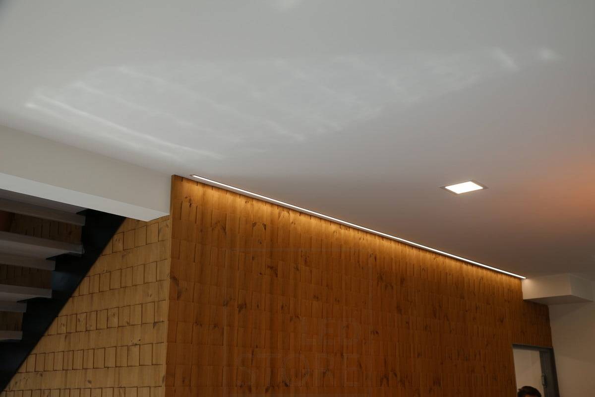 Wohnmesse 2019: Led-Band in einem schmalen, bündigen Profil, das eine Effektwand beleuchtet. Ledstore.fi