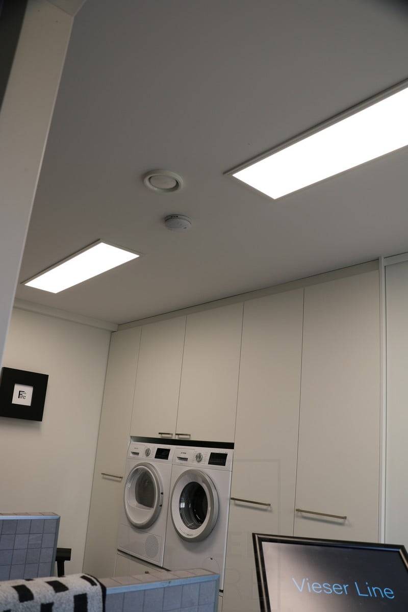 Wohnungsmesse 2019: 2 Stück 300x1200 LED-Paneele an der Decke des Hauswirtschaftsraums. Ledstore.fi