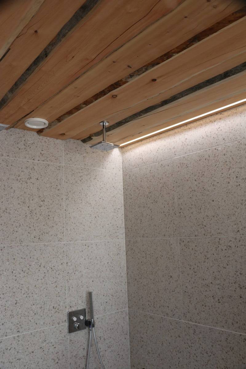 Wohnungsmesse 2019: Ledband an einer Tuppeen gesägten Decke, Wand daneben. Ledstore.fi