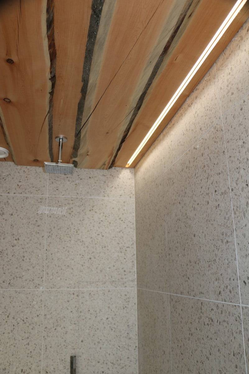 Wohnungsmesse 2019: Ledband an der Decke des Sägewerks Tuppeen. Ledstore.fi
