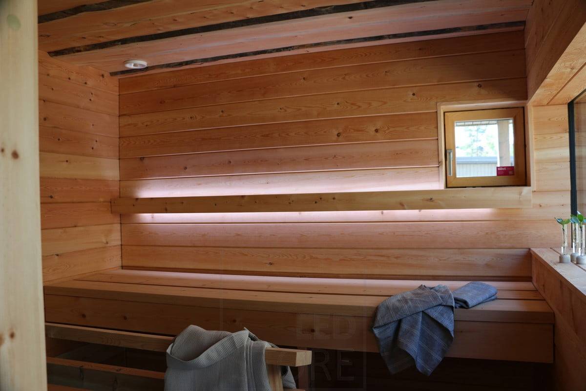 Wohnungsmesse 2019: Led-Band in der Sauna hinter der Rückenlehne. Licht nach oben und unten. Ledstore.fi