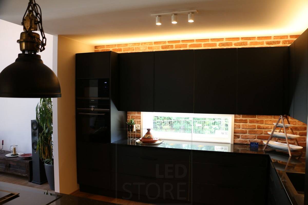 Wohnungsmesse 2019: Schwarze indirekte Küchenbeleuchtung oben auf einem Schrank. Ledstore.fi