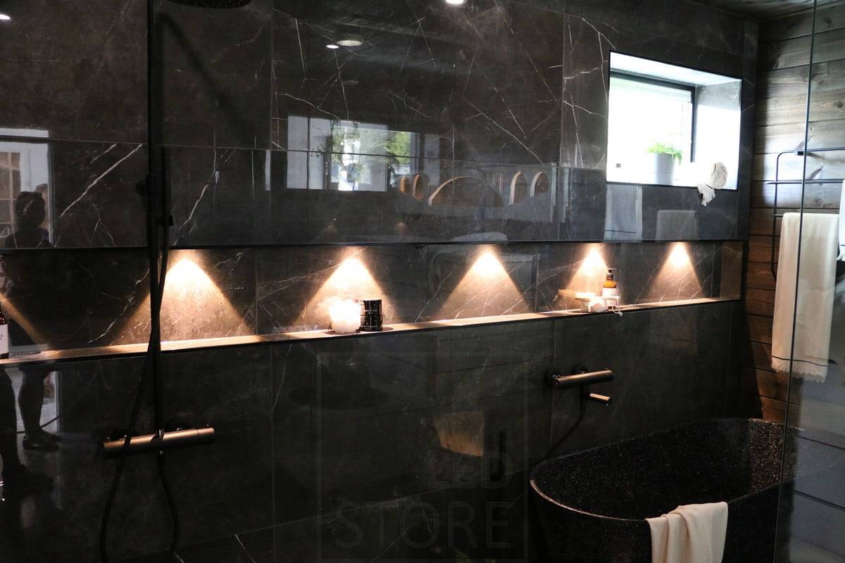 Wohnungsmesse 2019: Kleine Led-Spots auf einem Seifenregal als Akzentbeleuchtung. Ledstore.fi