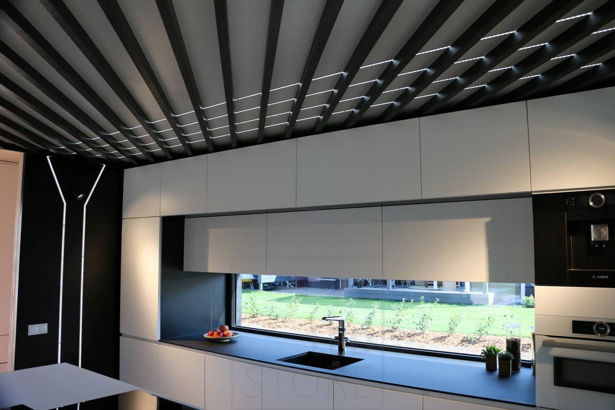 Wohnmesse 2019: Led-Band in schwarzem Profil, unter den Balken. Led-Profile beleuchten die Küche und sind gleichzeitig ein dekoratives Element. Ledstore.fi
