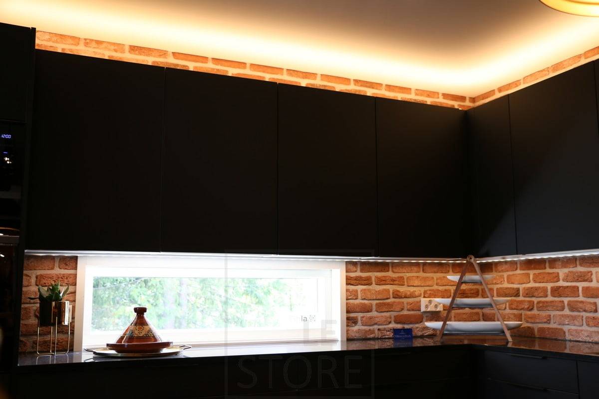 Wohnungsmesse 2019: Indirektes Licht in der Küche über einem Schrank. Ledstore.fi