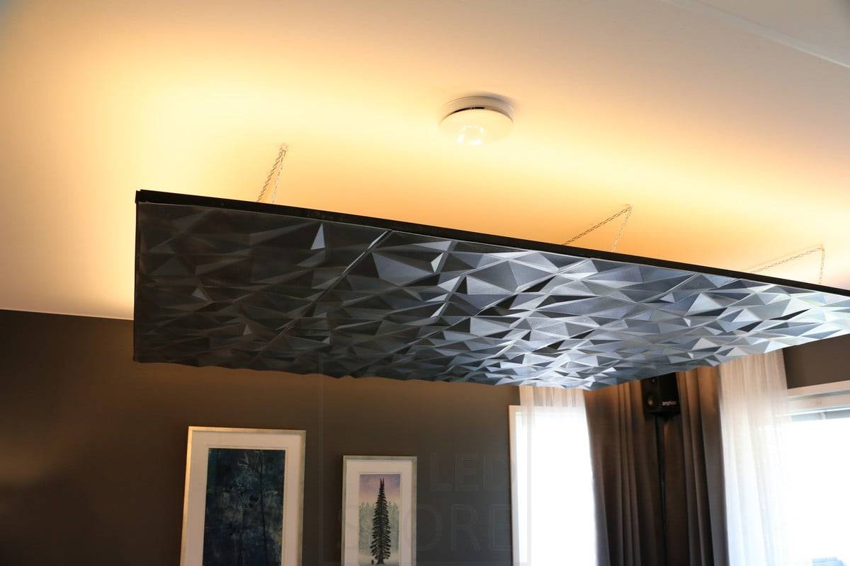 Wohnungsbau-Messe 2019: Indirektes Licht von der Oberseite einer herunterklappbaren Platte. Die Beleuchtung ist stimmungsvoll und hebt die Dachplatte hervor. Ledstore.fi