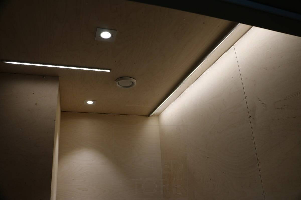 Wohnungsmesse 2019: Vielseitige Beleuchtung mit LED-Leuchten. Led-Lichtband kombiniert mit Spotbeleuchtung. Ledstore.fi